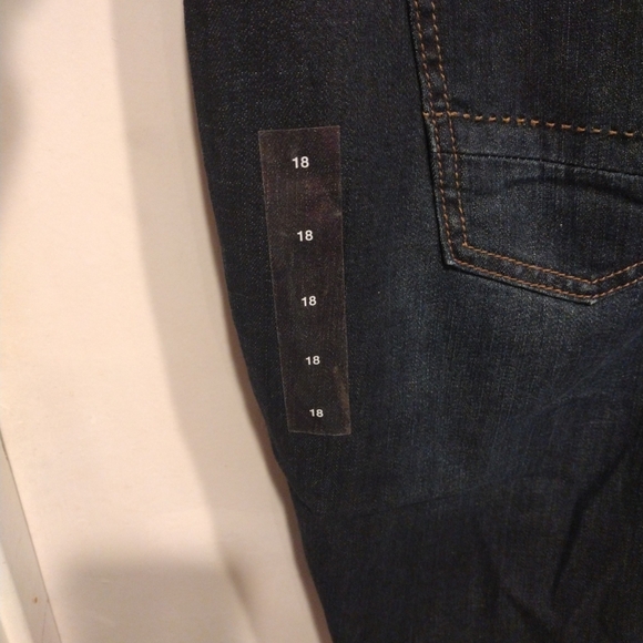 NWT Lane Bryant Dark Wash Cuffed Straight Leg jeans  Sz 18-Casual Work Wear - Picture 9 of 9